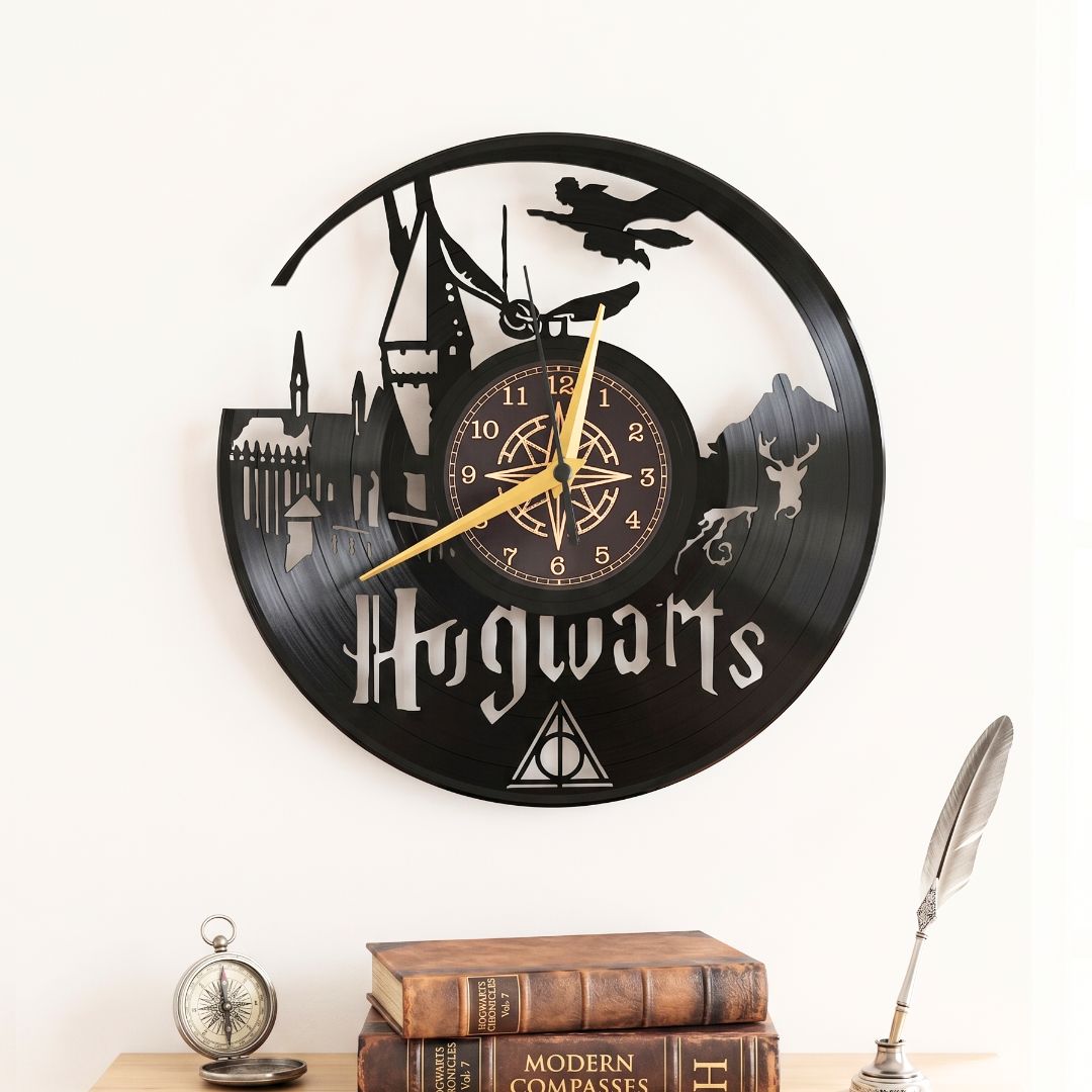Orologio in Vinile Ispirato a "Harry Potter" – Intagliato a Mano con Silhouette di Hogwarts e Boccino d'Oro – Design Silenzioso
