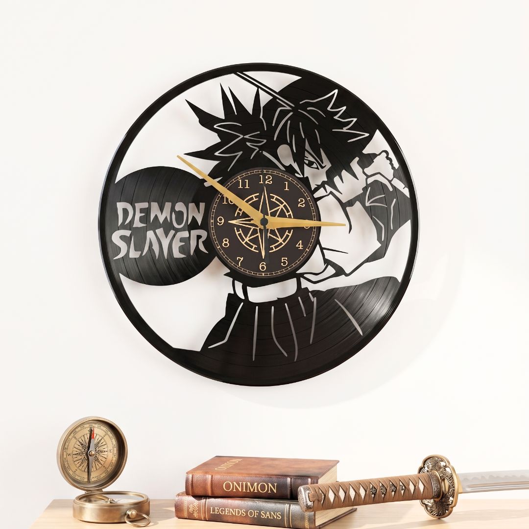 Orologio in Vinile Ispirato a "Demon Slayer" – Intagliato a Mano con Giyu Tomioka – Design Artigianale Silenzioso