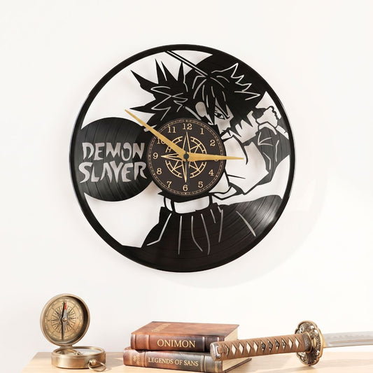 Orologio in Vinile Ispirato a "Demon Slayer" – Intagliato a Mano con Giyu Tomioka – Design Artigianale Silenzioso