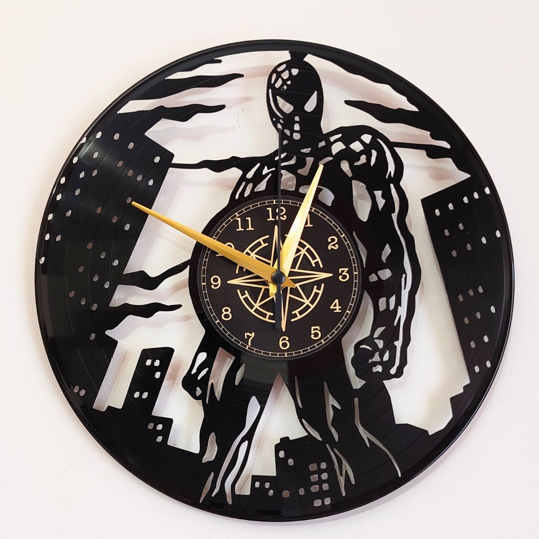 Orologio in Vinile Ispirato a "Spider-Man" – Intagliato a Mano con Silhouette Urbana – Design Artigianale Silenzioso