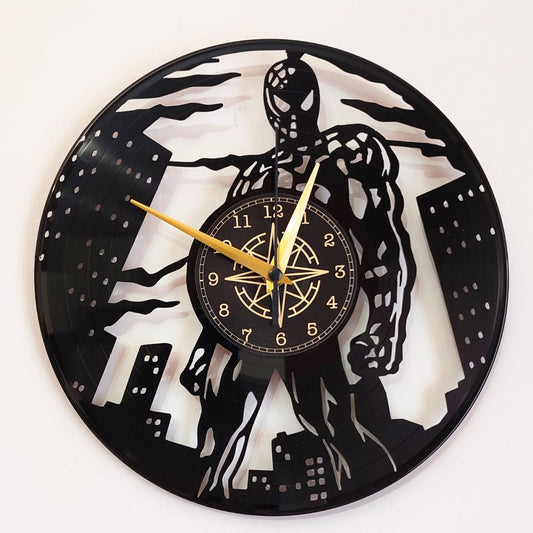 Orologio in Vinile Ispirato a "Spider-Man" – Intagliato a Mano con Silhouette Urbana – Design Artigianale Silenzioso