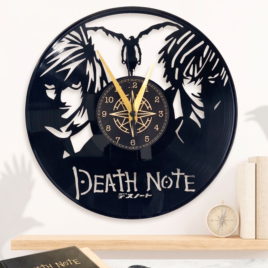 Orologio in Vinile Ispirato a "Death Note" – Intagliato a Mano con Ryuk, Light e L – Arte Artigianale Silenziosa