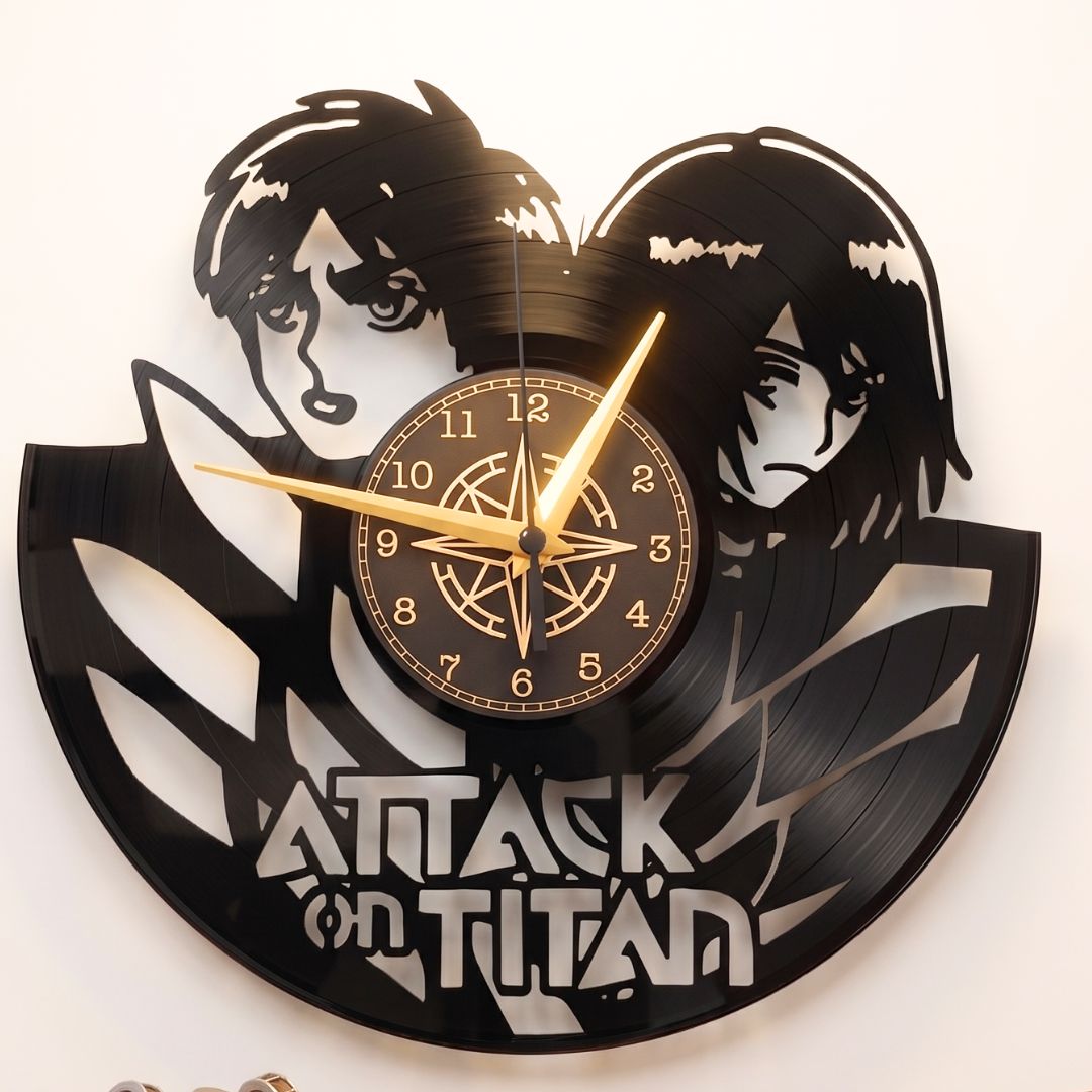 Orologio in Vinile Ispirato a "Attack on Titan" – Intagliato a Mano con Eren e Mikasa – Design Artigianale Silenzioso