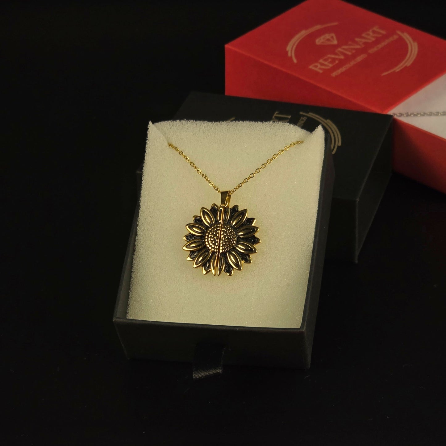 collana girasole con medaglione inciso – in oro o argento