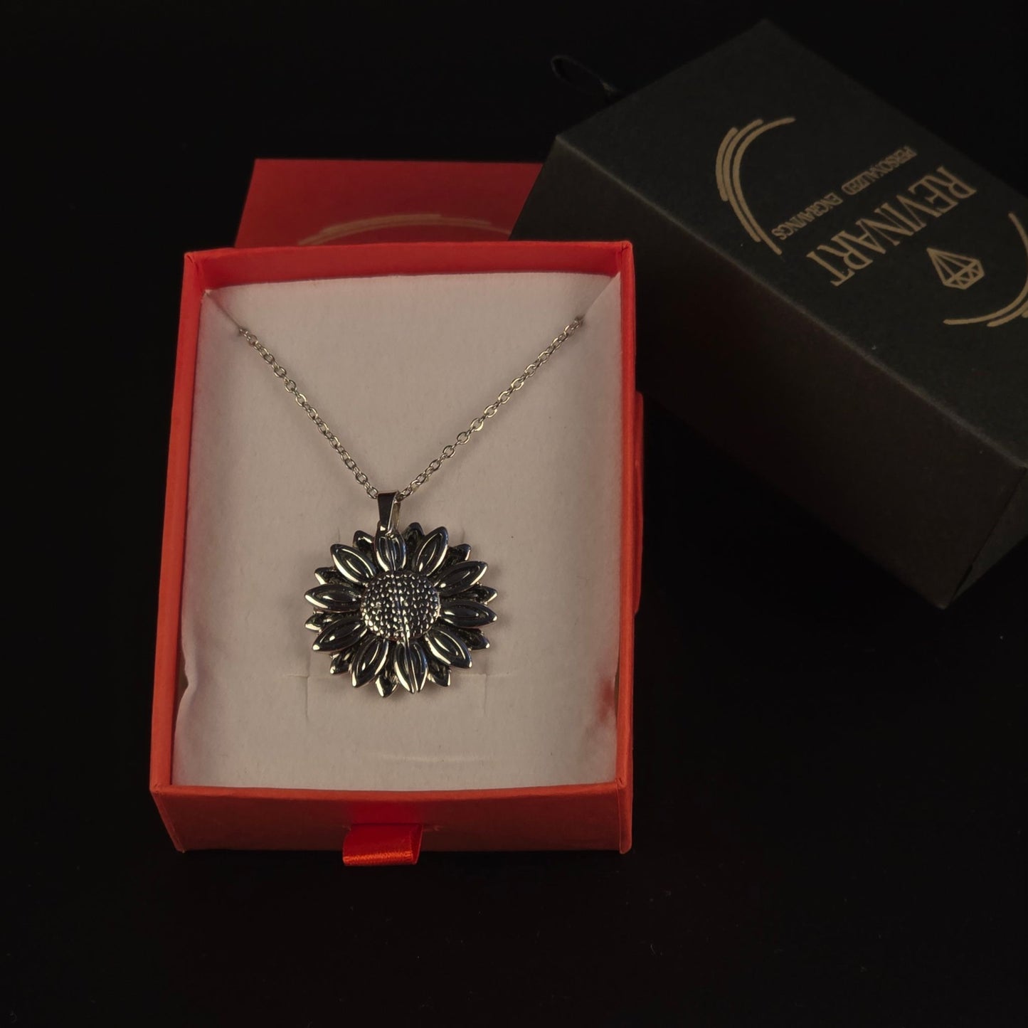 collana girasole con medaglione inciso – in oro o argento