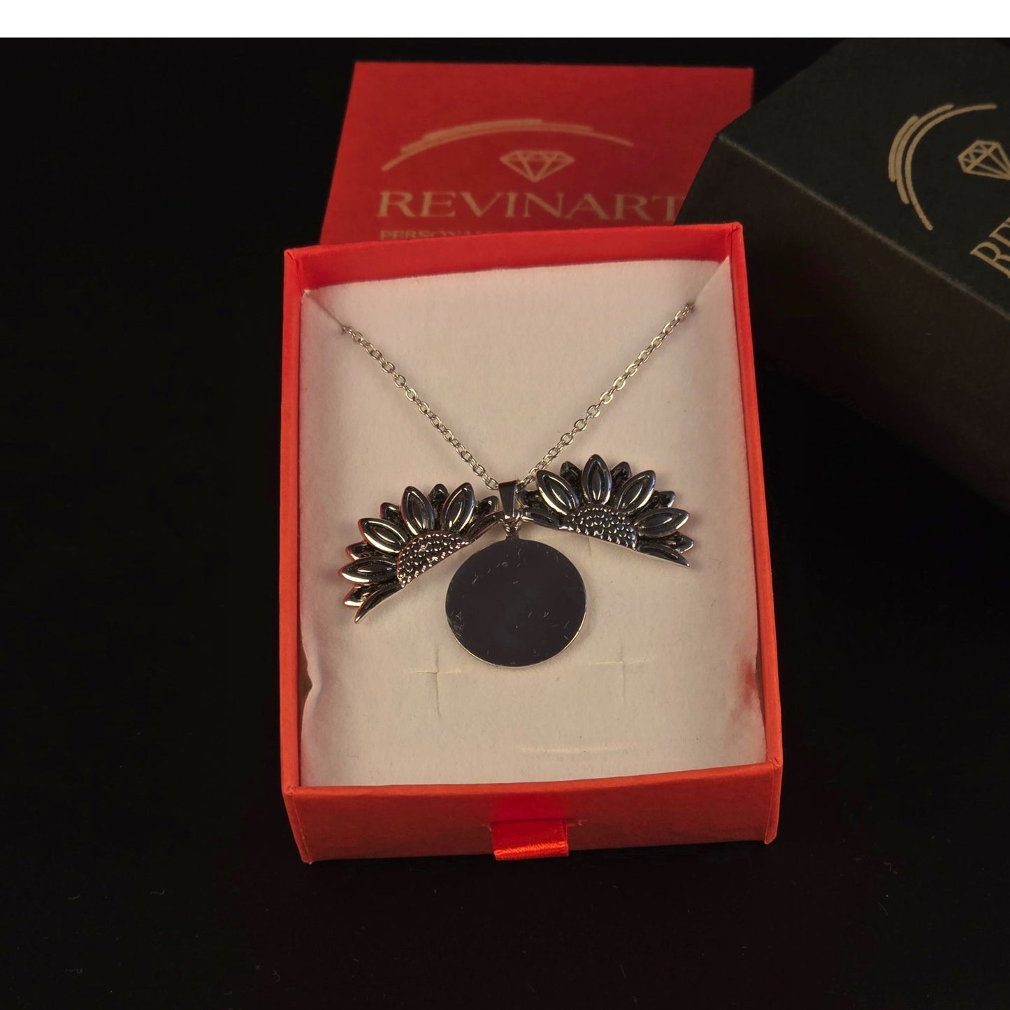 collana girasole con medaglione inciso – in oro o argento
