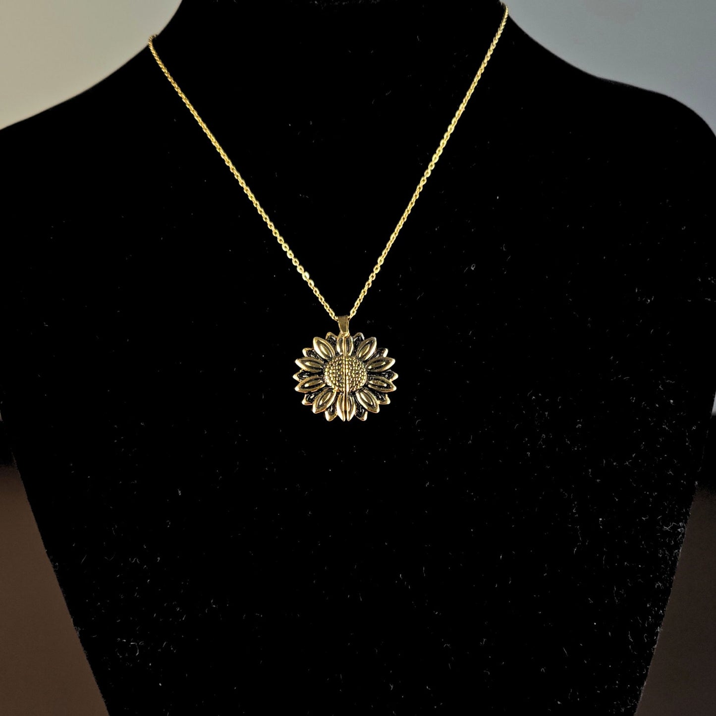 collana girasole con medaglione inciso – in oro o argento