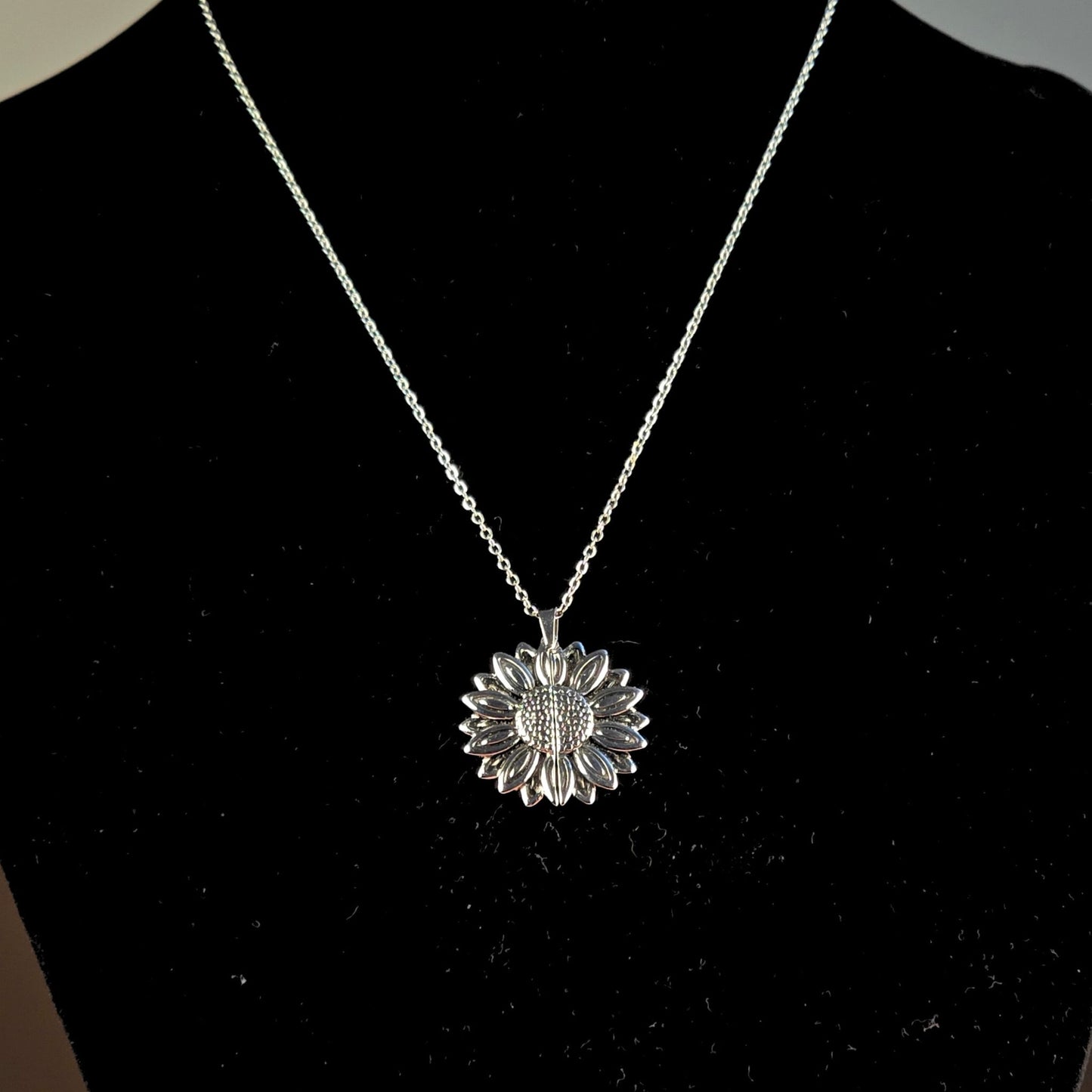 collana girasole con medaglione inciso – in oro o argento