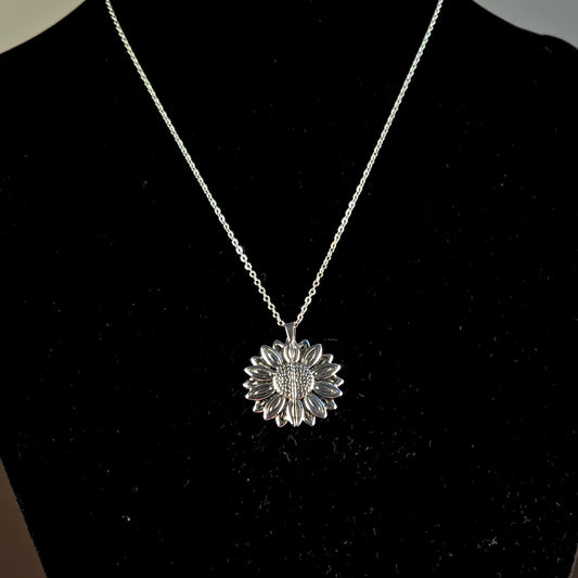 Collana Girasole con Medaglione Inciso – In Oro o Argento