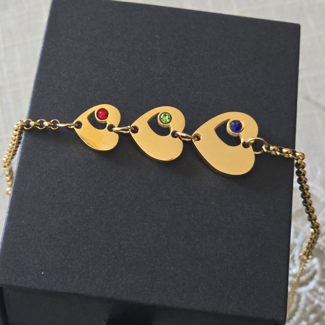 Bracciale "Famiglia nel Cuore" con 3 Cuori Pendenti e Incisione Personalizzata
