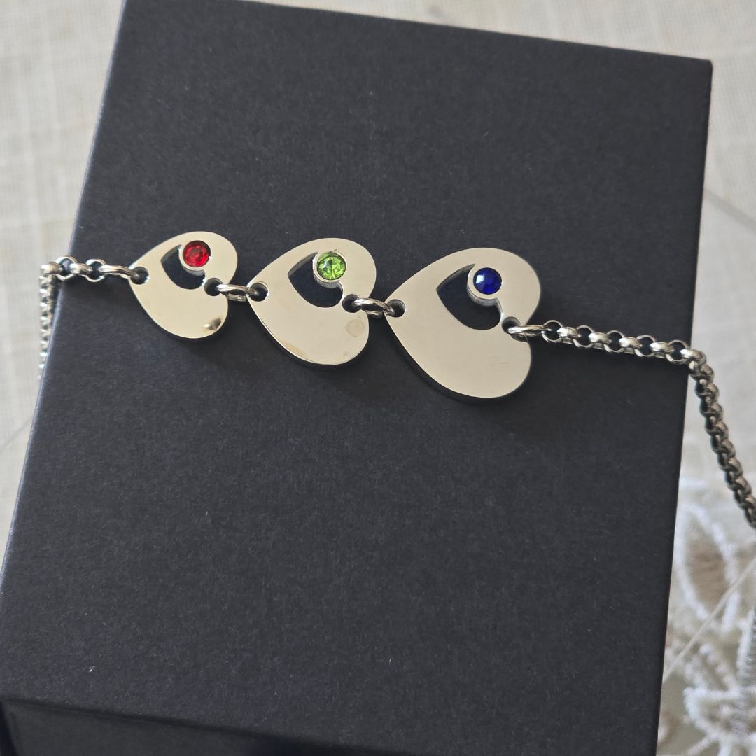 Bracciale "Famiglia nel Cuore" con 3 Cuori Pendenti e Incisione Personalizzata