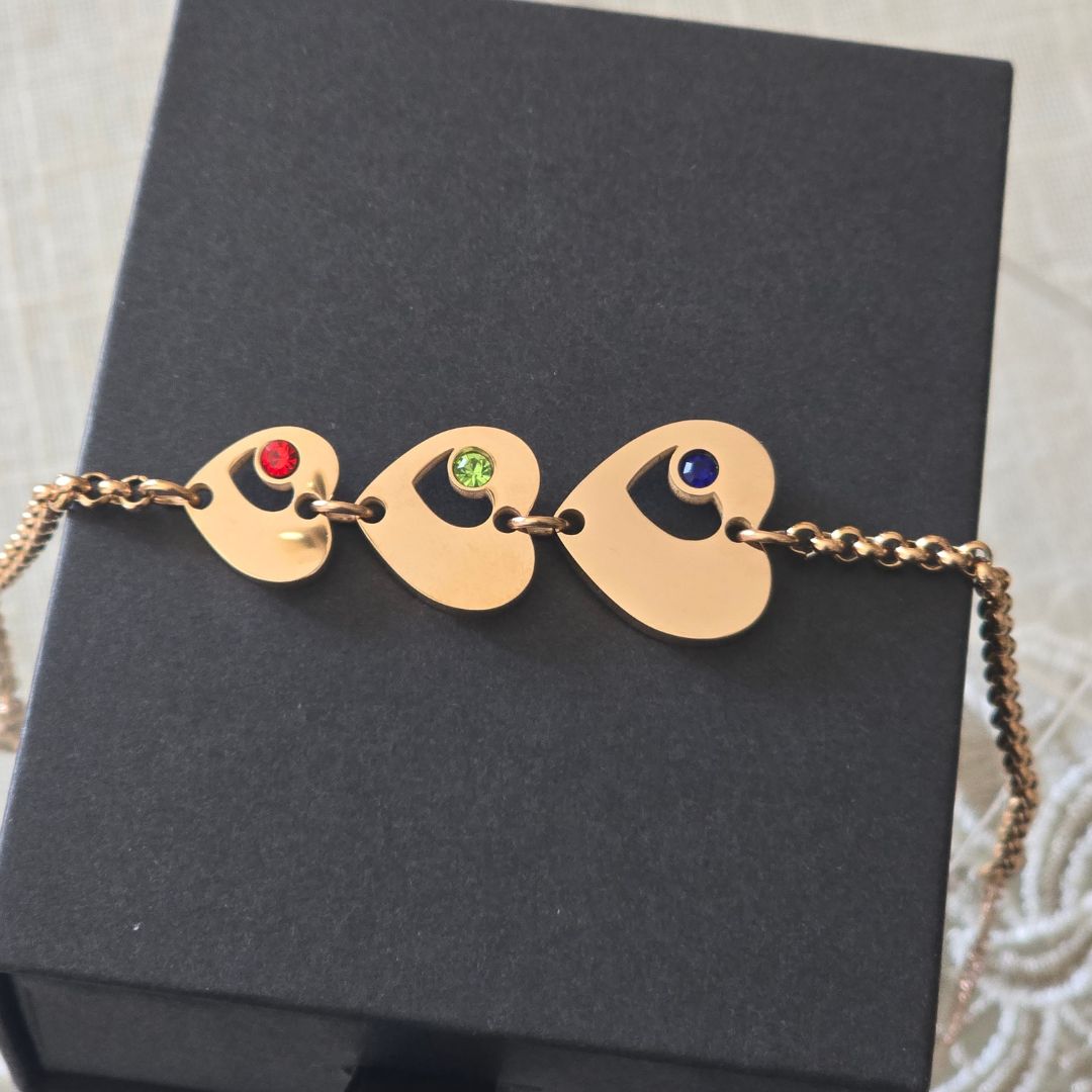 Bracciale "Famiglia nel Cuore" con 3 Cuori Pendenti e Incisione Personalizzata