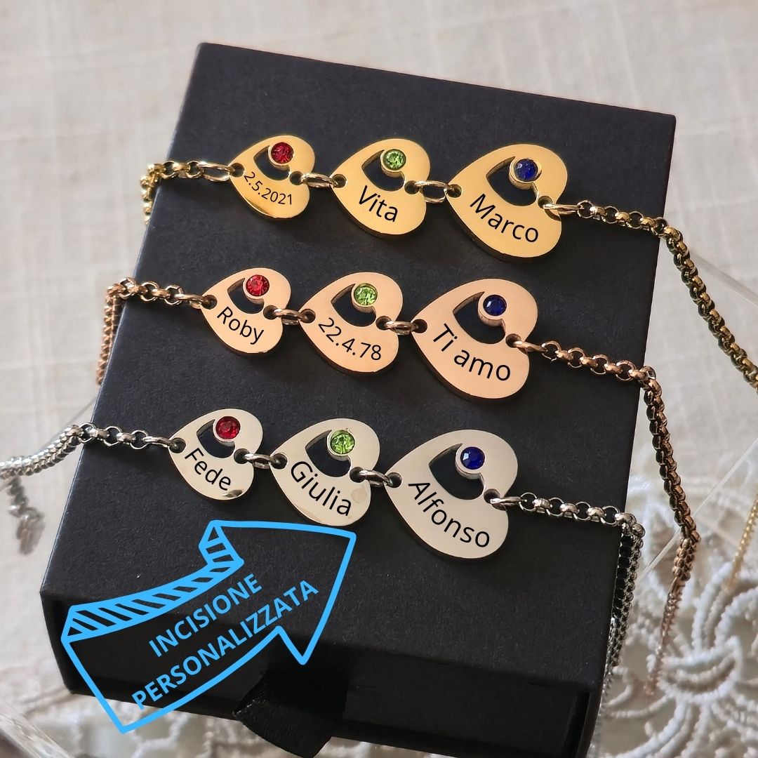 Bracciale "Famiglia nel Cuore" con 3 Cuori Pendenti e Incisione Personalizzata
