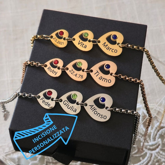 Bracciale "Famiglia nel Cuore" con 3 Cuori Pendenti e Incisione Personalizzata