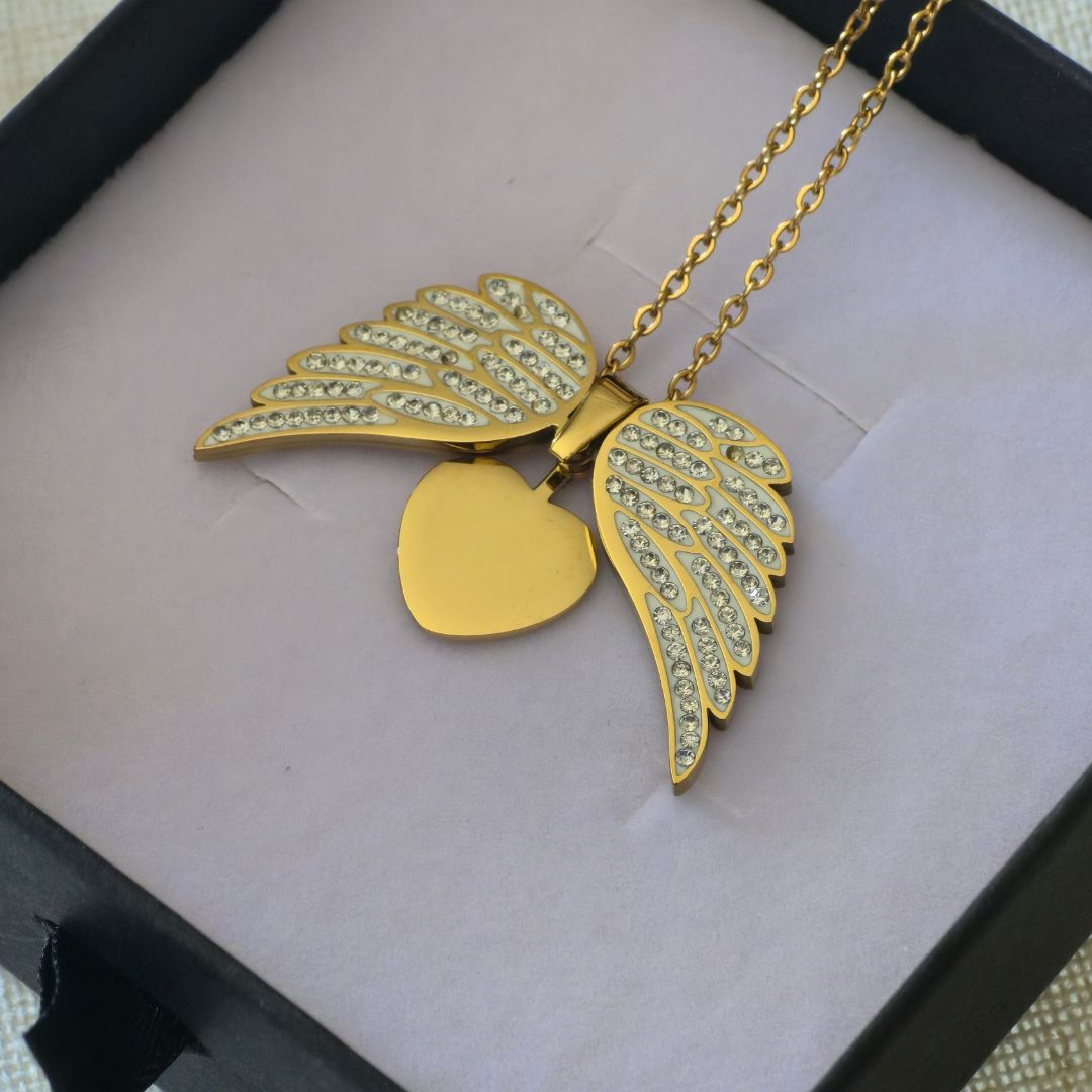 Collana Ali d'Angelo con Cuore Inciso Personalizzato in Acciaio Inossidabile