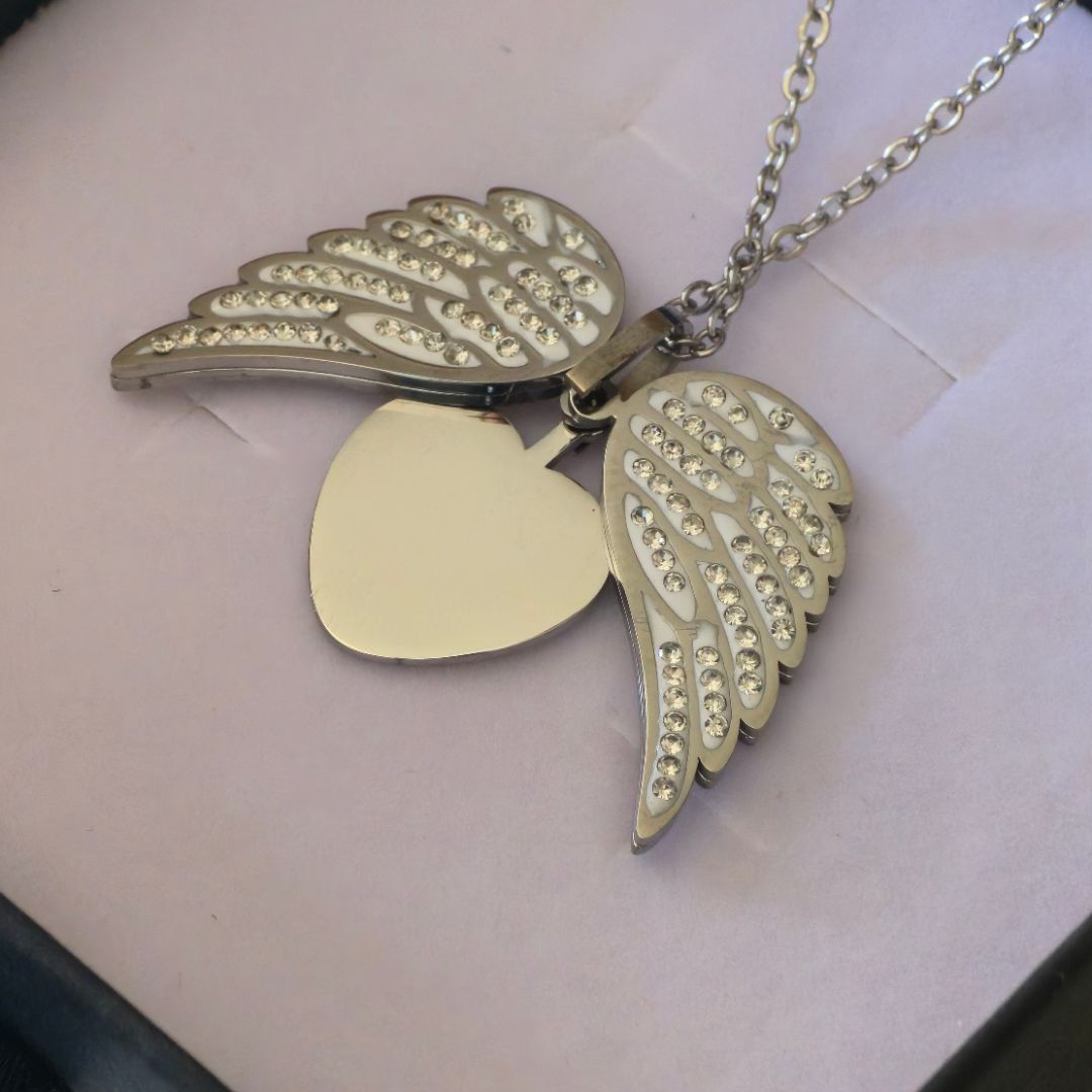 Collana Ali d'Angelo con Cuore Inciso Personalizzato in Acciaio Inossidabile