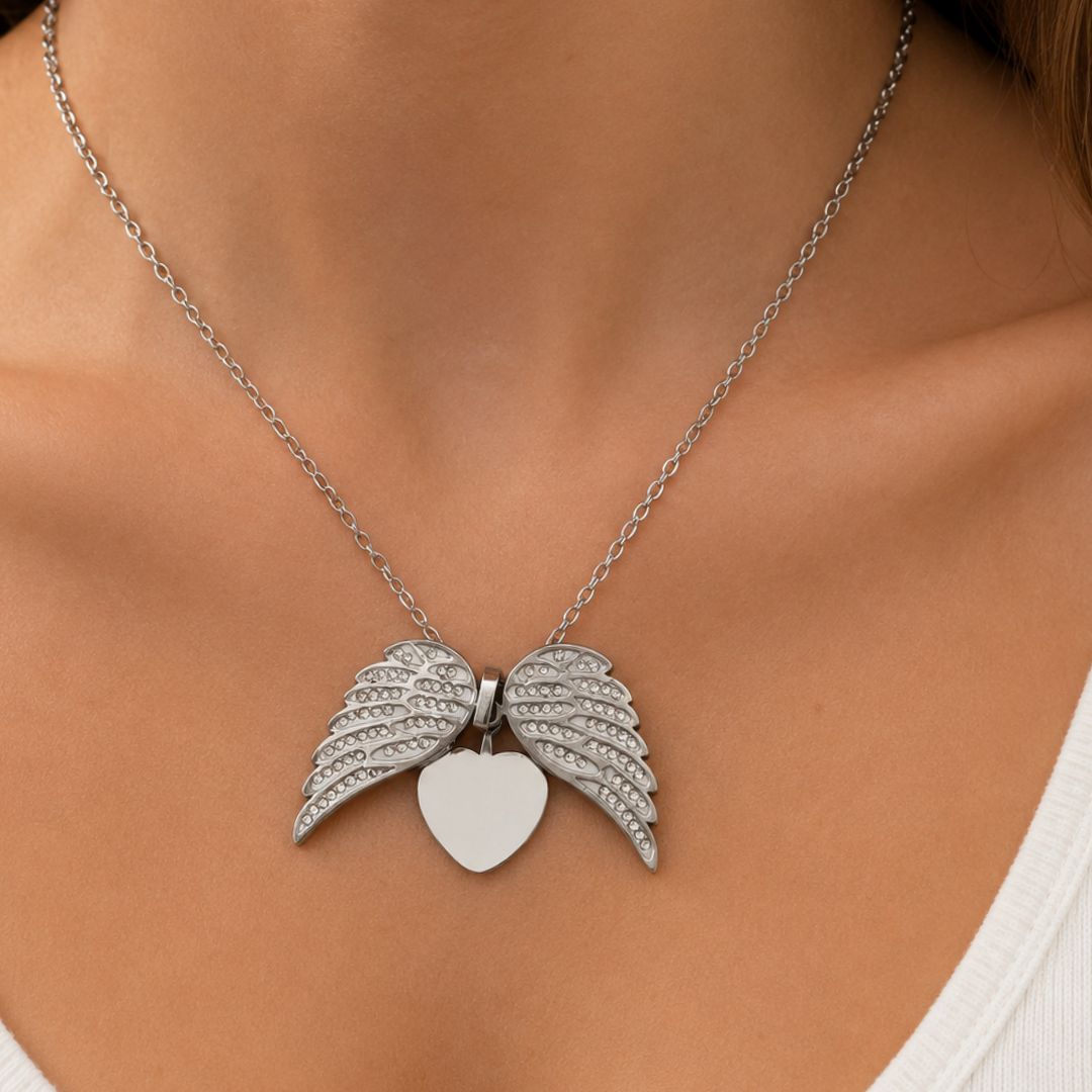 Collana Ali d'Angelo con Cuore Inciso Personalizzato in Acciaio Inossidabile
