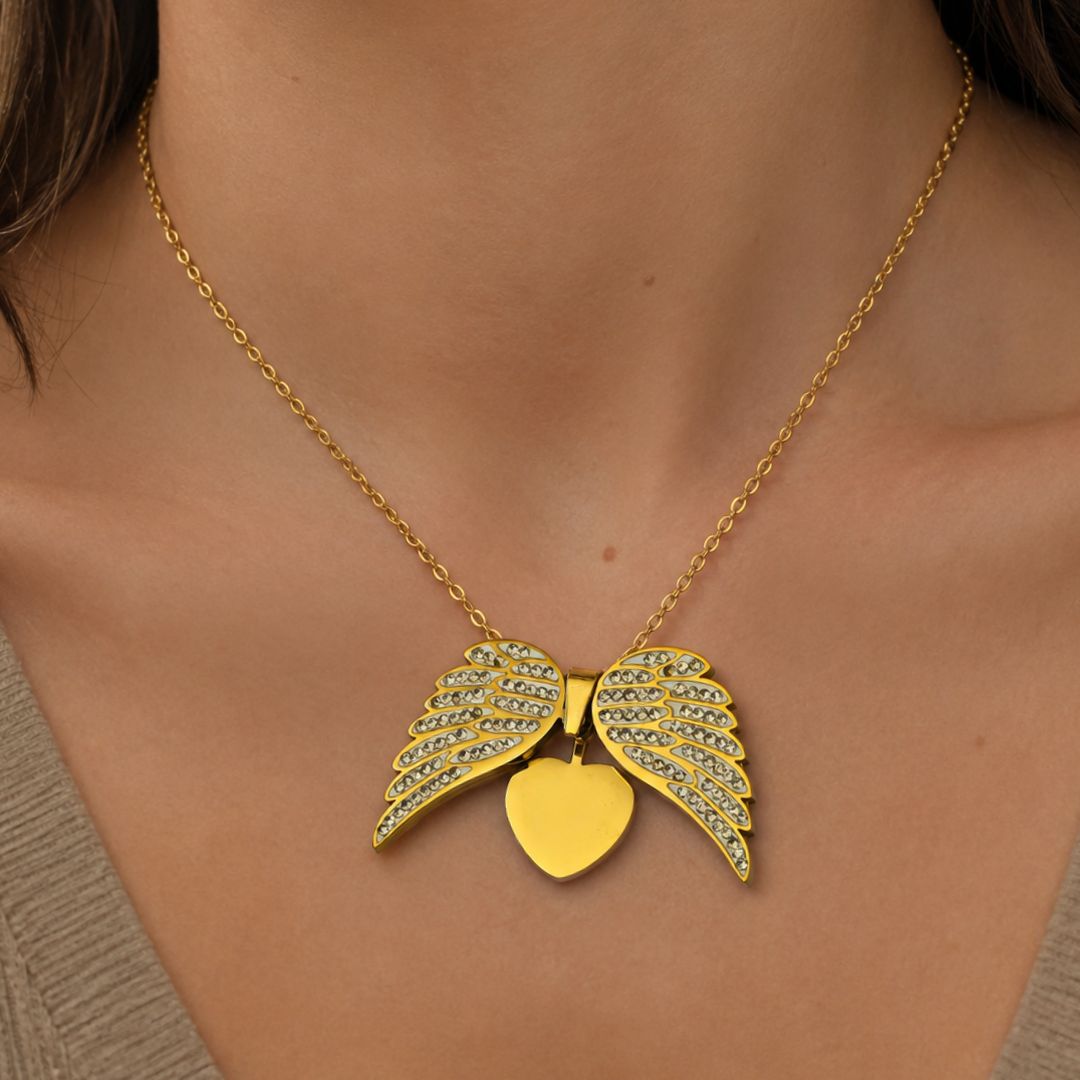 Collana Ali d'Angelo con Cuore Inciso Personalizzato in Acciaio Inossidabile