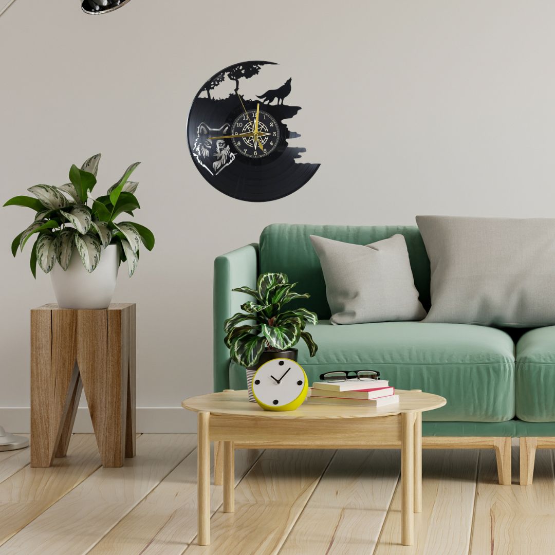 Orologio da Parete in Vinile “Wolf Spirit” – Design Artistico con Lupo
