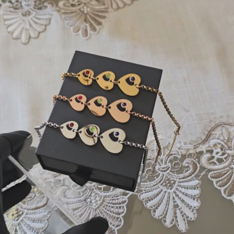 Bracciale "Famiglia nel Cuore" con 3 Cuori Pendenti e Incisione Personalizzata