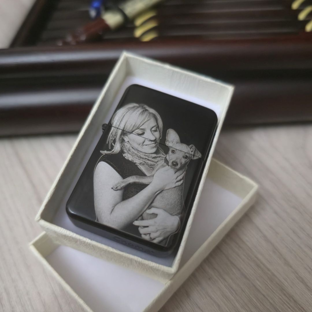 Accendino Personalizzato con Foto Incisa – Stile Zippo | Incisione Laser Fronte e Retro