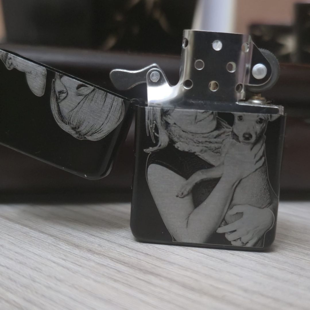 Accendino Personalizzato con Foto Incisa – Stile Zippo | Incisione Laser Fronte e Retro