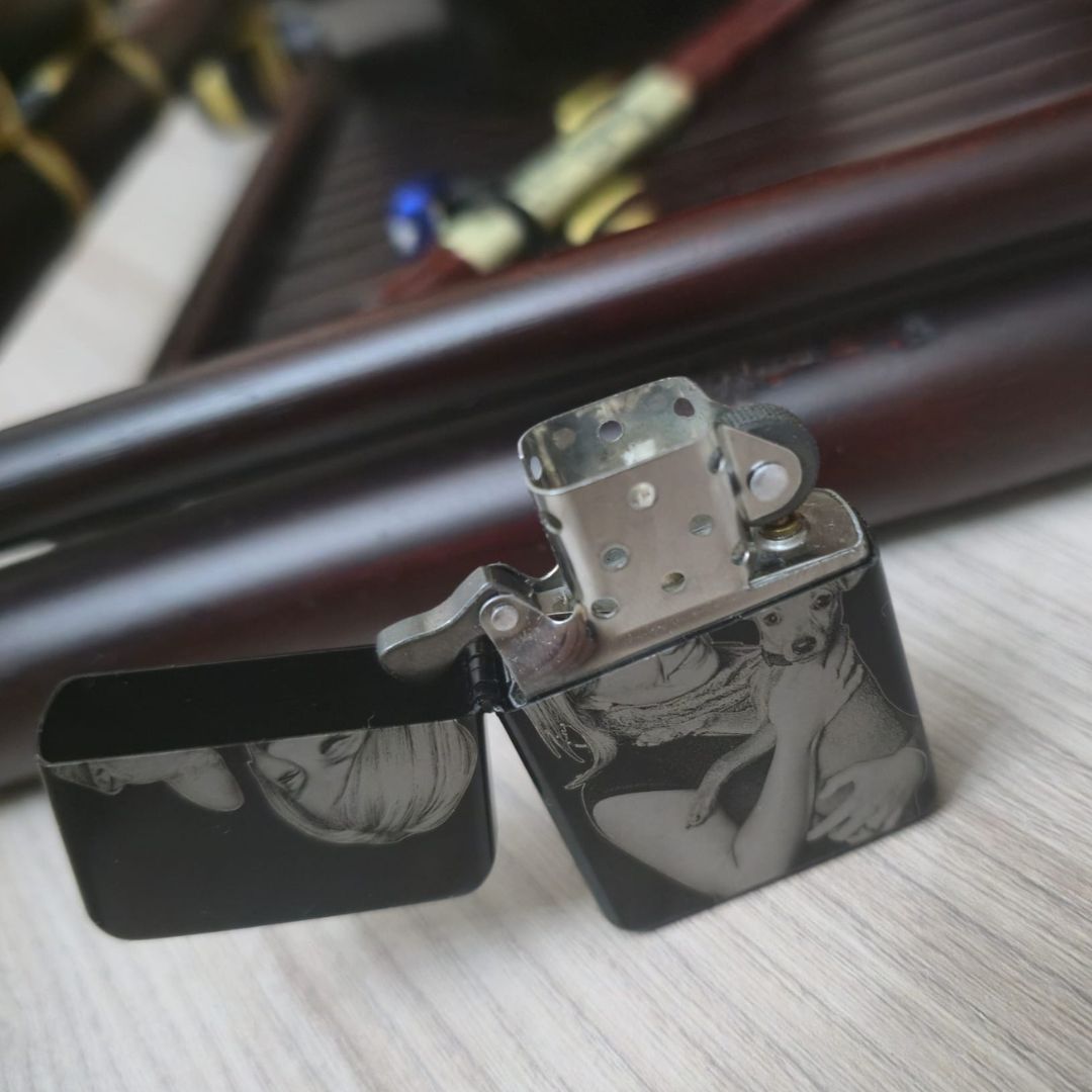 Accendino Personalizzato con Foto Incisa – Stile Zippo | Incisione Laser Fronte e Retro